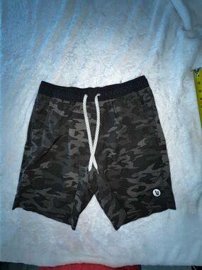 Vuori men’s shorts size Medium athletic sports lined